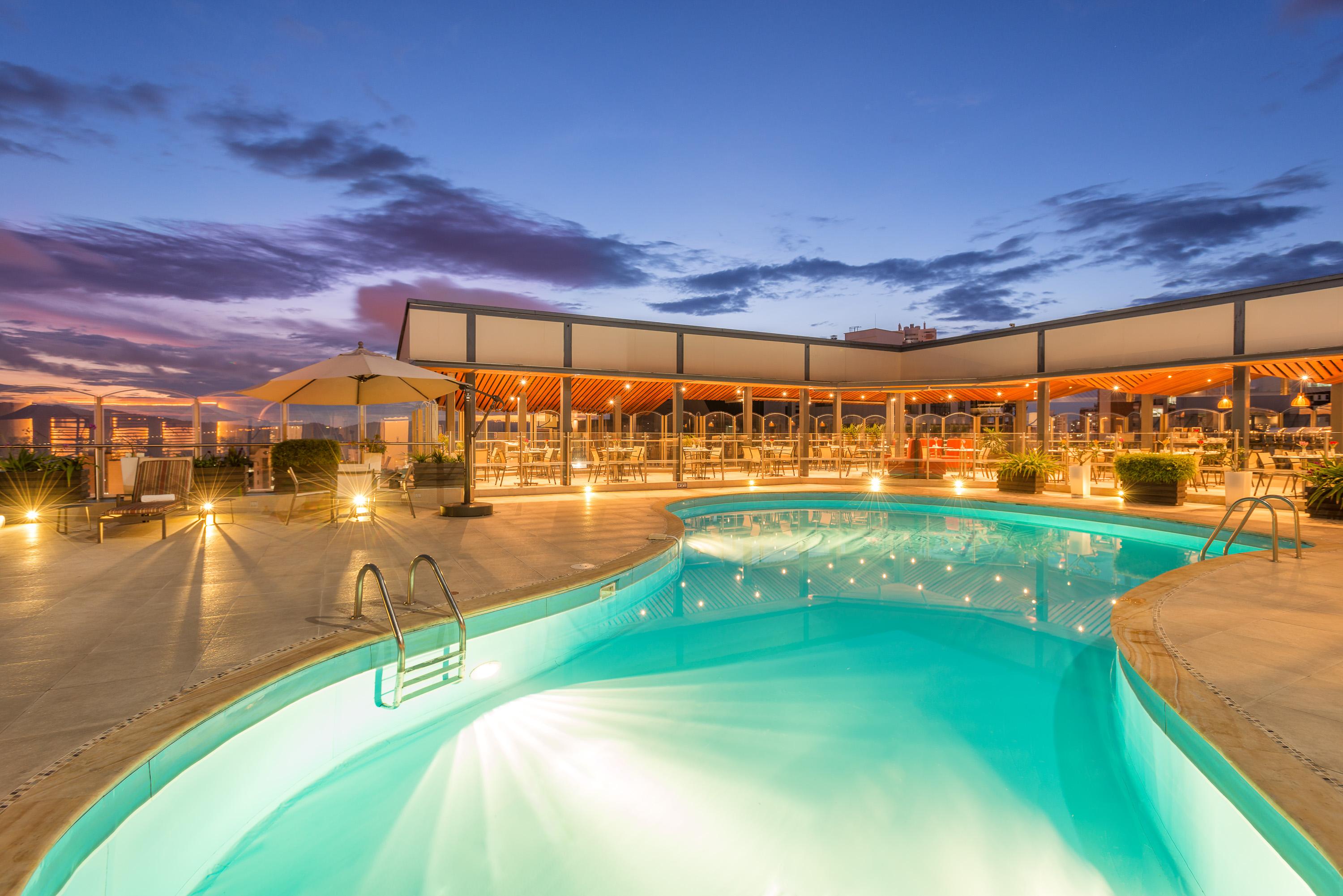 Hotel Dann Carlton Bucaramanga Exterior foto Rooftop pool at the hotel