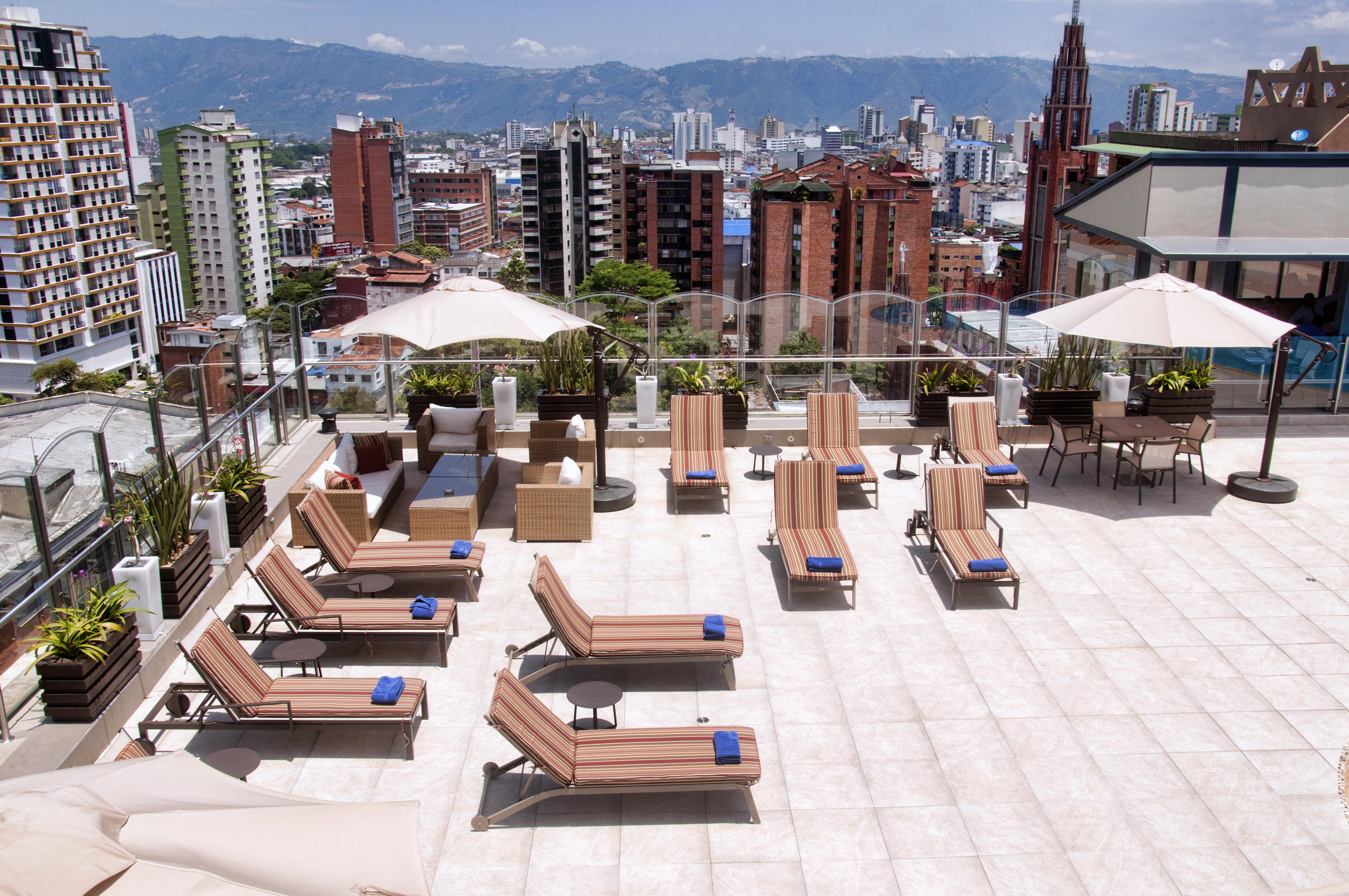 Hotel Dann Carlton Bucaramanga Exterior foto Rooftop pool at the Four Seasons Hotel Bogotá
